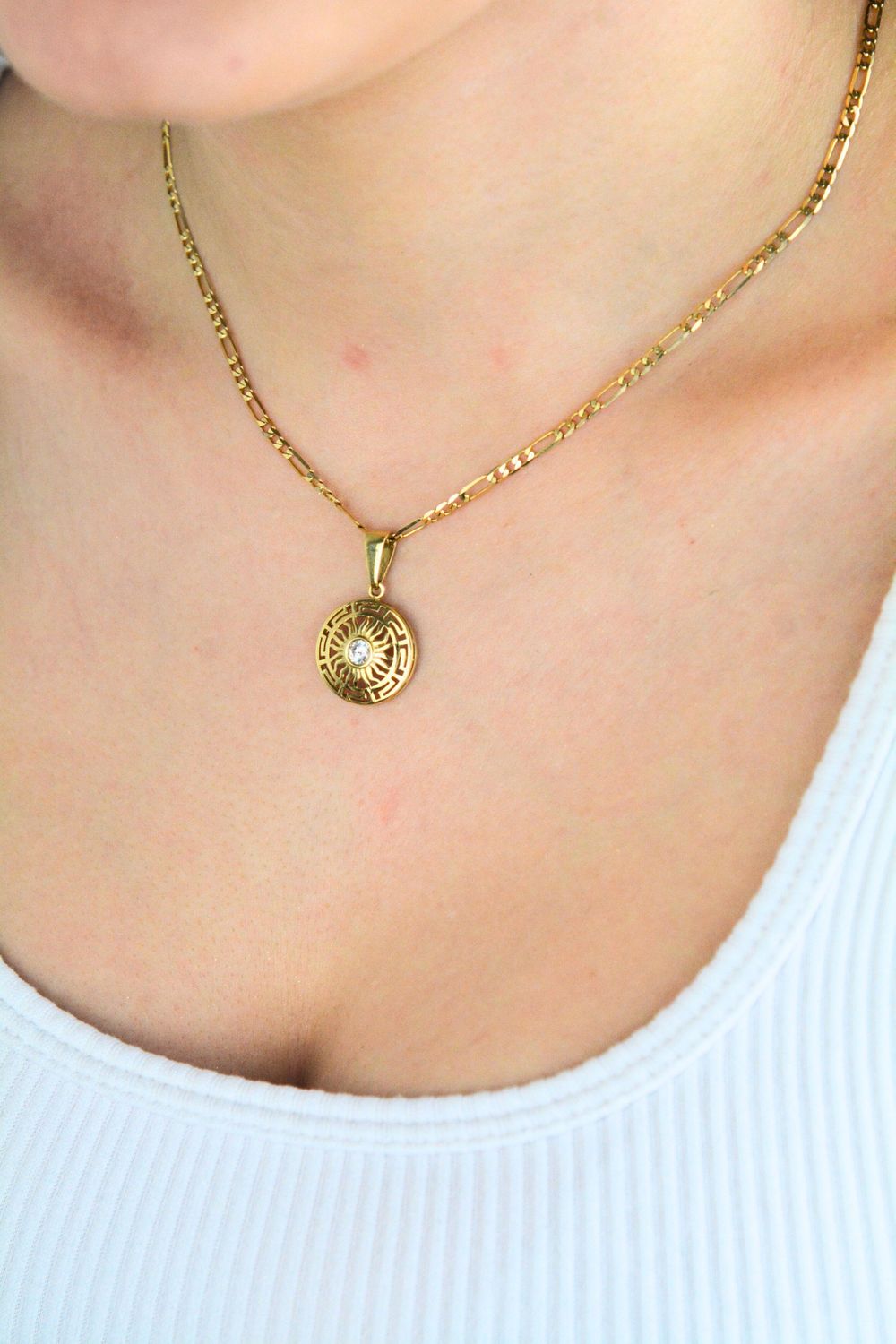 Elegancka złota zawieszka damska z ażurowym wzorem i cyrkonią. Okrągły wisiorek z modnym motywem greckim, idealny na prezent. Żółte złoto.1.jpg